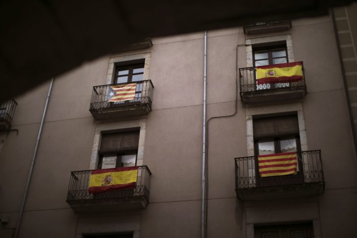 Girona, 2017. december 13. Spanyol és katalán zászlókkal díszített erkélyek a katalóniai Gironában 2017. december 13-án, a katalán regionális választások elõtt nyolc nappal. (MTI/AP/Emilio Morenatti)