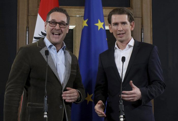 Bécs, 2017. december 15. Heinz-Christian Strache, az Osztrák Szabadságpárt (FPÖ) elnöke (b) és Sebastian Kurz osztrák külügyminiszter, az október 15-i választásokon gyõztes Osztrák Néppárt (ÖVP) elnöke sajtóértekezletet tart Bécsben 2017. december 15-én, miután koalíciós megállapodást kötöttek. (MTI/AP/Ronald Zak)