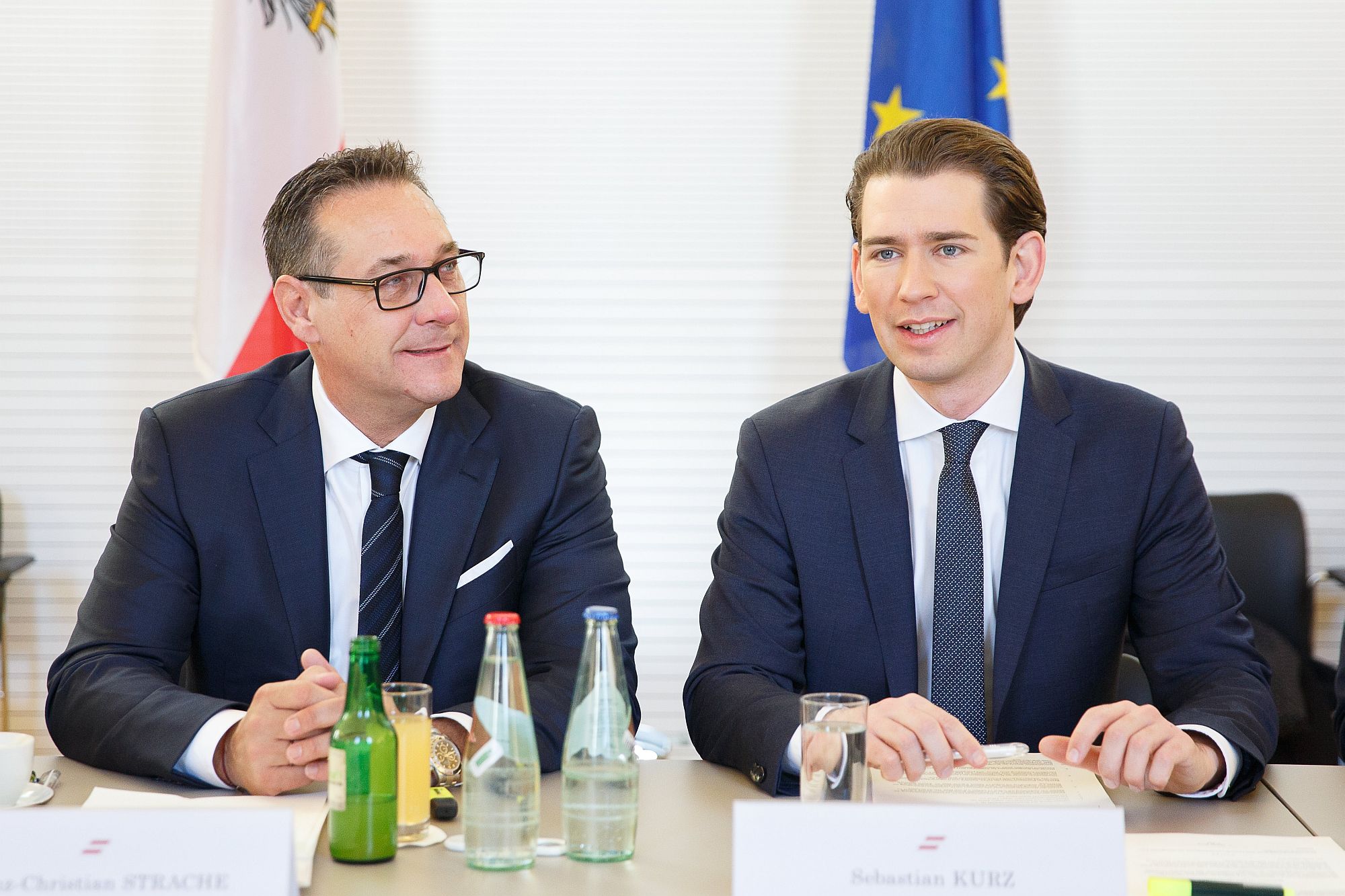 Heinz-Christian Strache és Sebastian Kurz a Leibnitzben megtartott kormányülés előtt 2018. január 5-én. EPA/FLORIAN WIESER