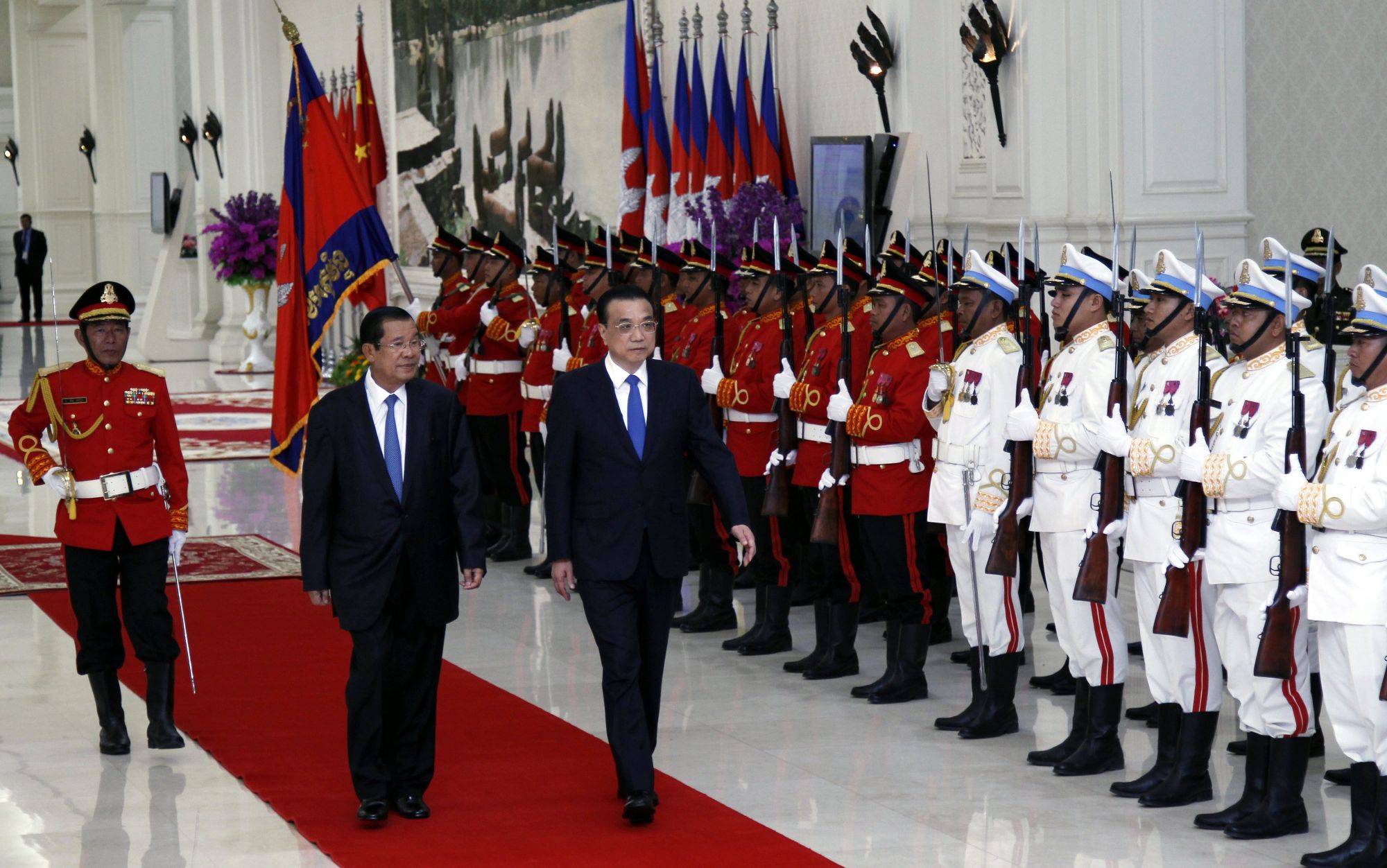 A kínai miniszterlnök Li Keqiang a kambodzsai miniszterelnök, Hun Sen társaságában a Béke-palotában Phnom Penh-ben, Kambodzsában, 2018 január 11-én. Li Keqiang hivatalos látogatáson tartózkodik Kambodzsában, ahol a két ország együttműködéséról szóló dokumentumokat írnak alá. EPA/MAK REMISSA