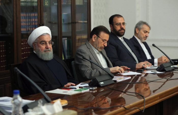 Teherán, 2018. január 2. Az iráni elnöki iroda hivatalos honlapja által közreadott képen Haszan Róháni iráni elnök (b) parlamenti bizottságok vezetõivel tanácskozik Teheránban 2018. január 2-án. A közel-keleti országban 2017. december 28-a óta utcai megmozdulások zajlanak a magas árak, az iszlám köztársaság kormánya és az országot az 1979. évi iszlám forradalom óta irányító vallási elit ellen. (MTI/EPA/Az iráni elnöki iroda hivatalos honlapja)