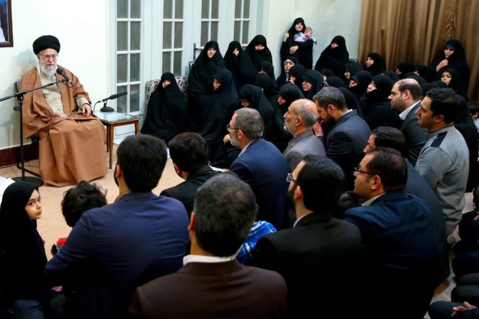 Teherán, 2018. január 2. Szajed Ali Hamenei ajatollah, Irán legfőbb vallási és politikai vezetője (k) iráni mártírok családtagjaival találkozik Teheránban 2018. január 2-án. A közel-keleti országban 2017. december 28-a óta utcai megmozdulások zajlanak a magas árak, az iszlám köztársaság kormánya és az országot az 1979. évi iszlám forradalom óta irányító vallási elit ellen. (MTI/EPA/Hamenei hivatalos honlapja)