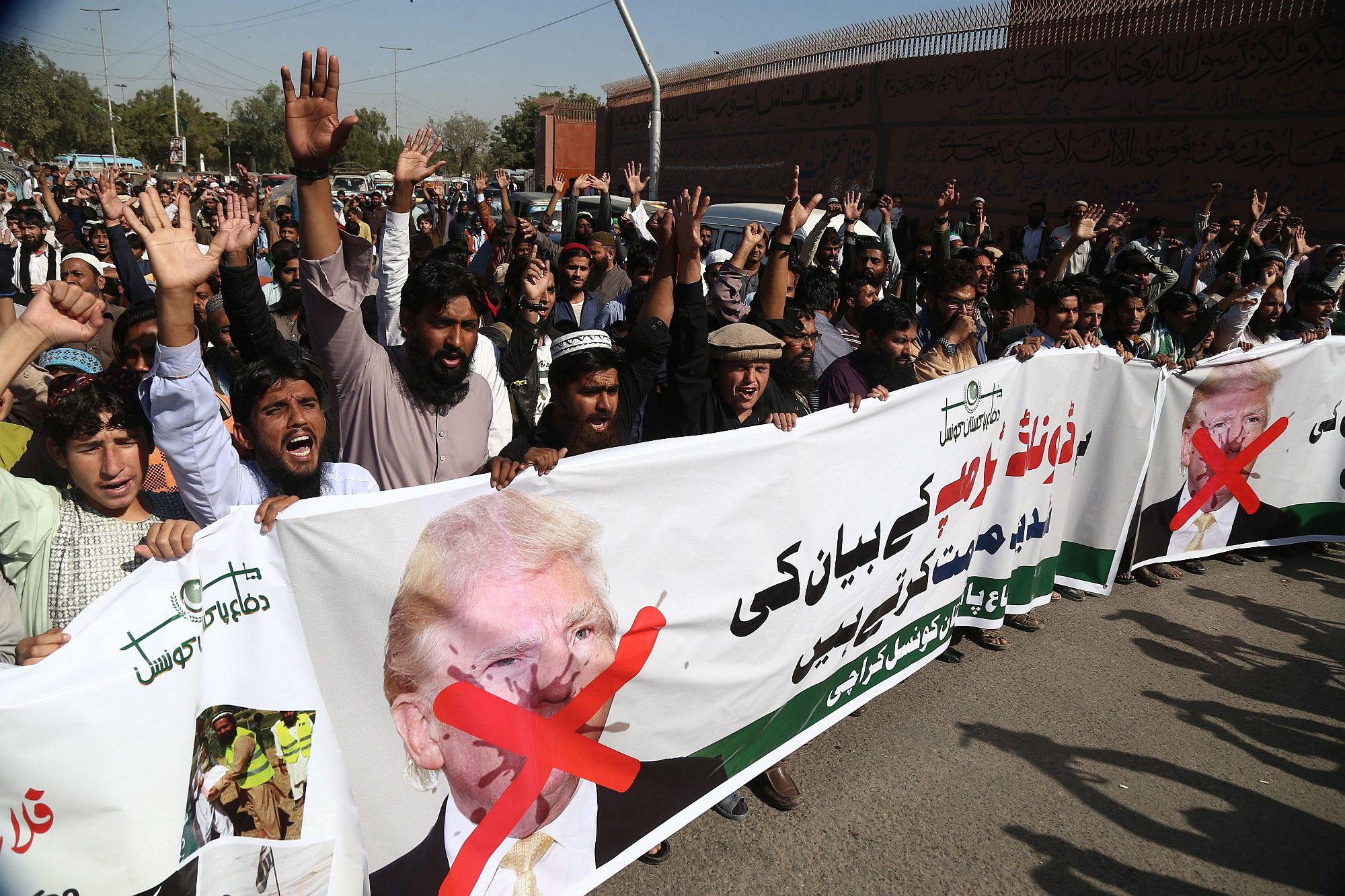Pakisztáni vallásos csoportok tagjai tüntetnek Donald Trump amerikai elnök Twitter-üzenete miatt Karacsiban 2018. január 2-án. Trump üzenetében azzal vádolta meg a pakisztáni vezetést, hogy az amerikai kormányt megtévesztve segíti azokat a terroristákat, akik ellen az Egyesült Államok Afganisztánban harcol. (MTI/EPA/Rehan Hán)