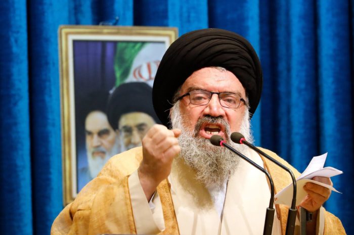 Teherán, 2018. január 5. Ahmad Hatami ajatollah, iráni vallási vezető pénteki prédikációját mondja a teheráni Homeini Moszalla mecsetben 2018. január 5-én. Hatami az iszlám vallás és Irán ellenségeinek nevezte a kormányellenes tüntetőket, akik szerinte nem számíthatnak irgalomra. A közel-keleti országban 2017. december 28-a óta utcai megmozdulások zajlanak a magas árak, az iszlám köztársaság kormánya és az országot az 1979. évi iszlám forradalom óta irányító vallási elit ellen. (MTI/EPA/Abedin Taherkenareh)