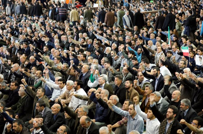 Teherán, 2018. január 5. Iráni férfiak kormányellenes tüntetőket, az Egyesült Államokat és Izraelt elítélő jelszavakat skandálnak a pénteki ima után a teheráni Homeini Moszalla mecsetben 2018. január 5-én. A közel-keleti országban 2017. december 28-a óta utcai megmozdulások zajlanak a magas árak, az iszlám köztársaság kormánya és az országot az 1979. évi iszlám forradalom óta irányító vallási elit ellen. (MTI/EPA/Abedin Taherkenareh)