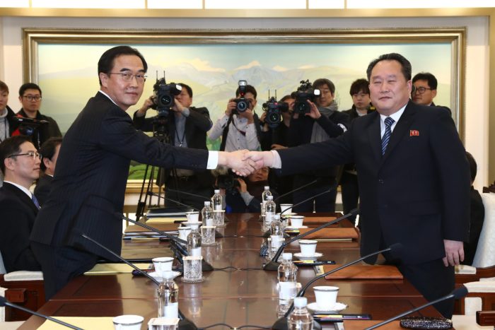 Panmindzson, 2018. január 9. Cso Mjung Gjon, országegyesítési ügyekért felelõs dél-koreai miniszter (b) és Li Szon Gvon, az észak-koreai delegáció vezetõje kezet fog a februári dél-koreai téli olimpián való észak-koreai részvételrõl tartott tárgyaláson a két Koreát elválasztó panmindzsoni demilitarizált övezet dél-koreai oldalán levõ Béke Házában 2018. január 9-én. A felek megállapodtak abban, hogy Phenjan sportolókat, magas rangú tisztviselõket és szurkolókat küld a téli olimpiára. A megbeszélés több mint két éve az elsõ hivatalos találkozó a két ország között. (MTI/EPA pool/Korea)