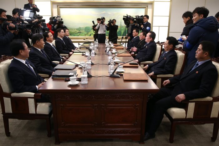 Panmindzson, 2018. január 9. Cso Mjung Gjon, országegyesítési ügyekért felelős dél-koreai miniszter (b3) és Li Szon Gvon, az észak-koreai delegáció vezetője (j3) tárgyal a februári dél-koreai téli olimpián való észak-koreai részvételről a két Koreát elválasztó panmindzsoni demilitarizált övezet dél-koreai oldalán levő Béke Házában 2018. január 9-én. A felek megállapodtak abban, hogy Phenjan sportolókat, magas rangú tisztviselőket és szurkolókat küld a téli olimpiára. A megbeszélés több mint két éve az első hivatalos találkozó a két ország között. (MTI/EPA pool/Jang Uj Csel)