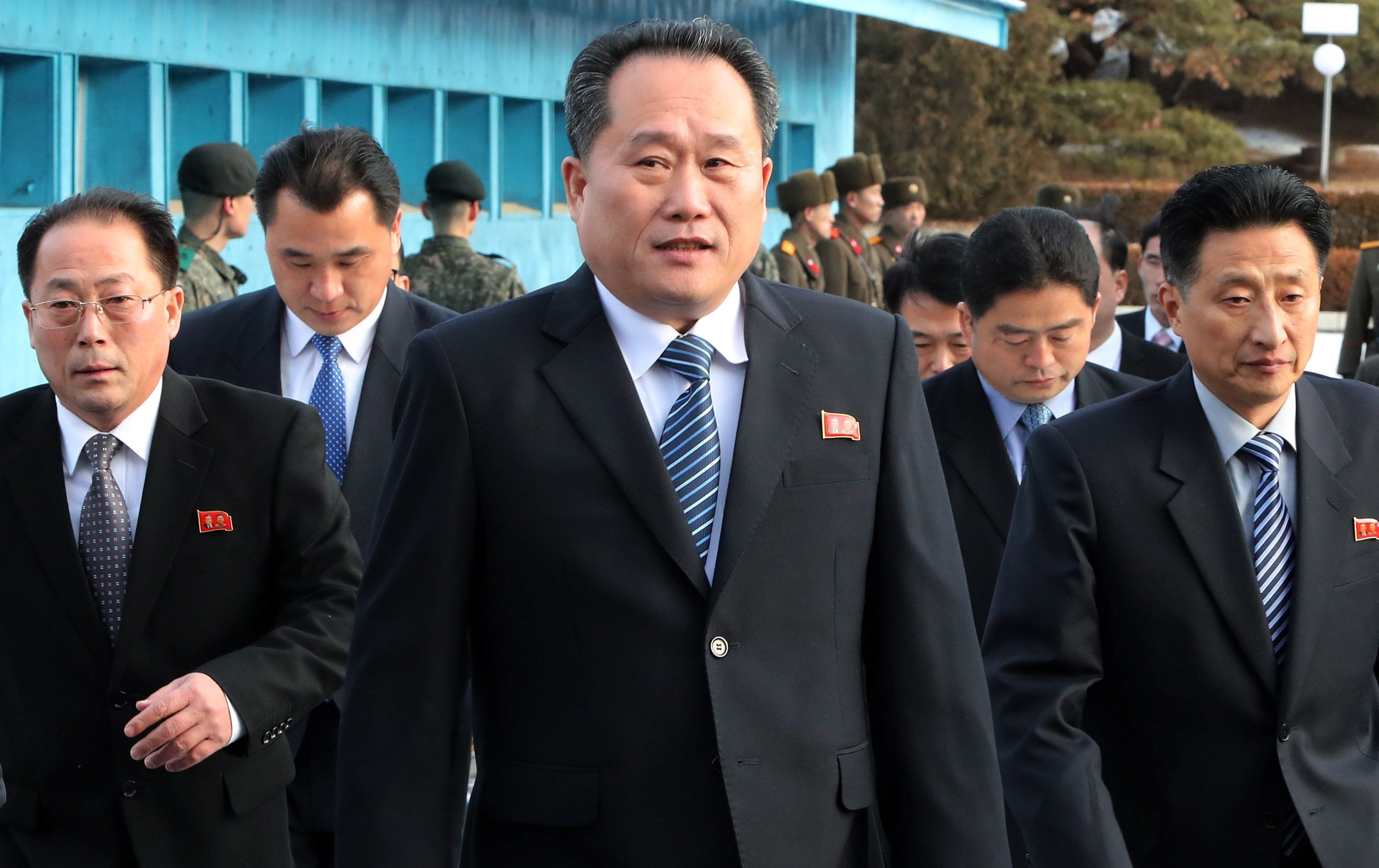 Panmindzson, 2018. január 9. Li Szon Gvon, az észak-koreai delegáció vezetője (k) érkezik a februári dél-koreai téli olimpián való észak-koreai részvételről tartott tárgyalásra a két Koreát elválasztó panmindzsoni demilitarizált övezet dél-koreai oldalán levő Béke Házába. Phenjan megállapodott a dél-koreai küldöttséggel, hogy sportolókat, magas rangú tisztviselőket és szurkolókat küld a téli olimpiára. A megbeszélés több mint két éve az első hivatalos találkozó a két ország között. (MTI/EPA pool/Korea)