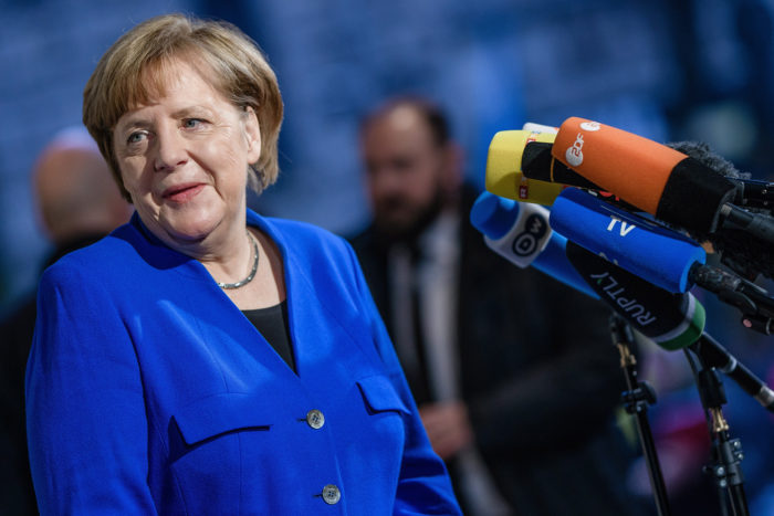 Berlin, 2018. január 11. Angela Merkel német kancellár, a Kereszténydemokrata Unió (CDU) elnöke nyilatkozik a sajtónak Berlinben 2018. január 11-én, a nagykoalícióról folytatott előzetes egyeztetések utolsónak szánt, ötödik fordulója előtt. A CDU és bajor testvérpártja, a Keresztényszociális Unió (CSU) a Német Szociáldemokrata Párttal (SPD) tárgyal egy közös kormány megalakításáról. (MTI/EPA/Clemens Bilan)