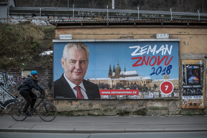 Prága, 2018. január 11. Milos Zeman újraválaszásáért küzdő cseh államfő plakátja Prágában 2018. január 11-én, a cseh elnökválasztás első fordulójának kezdete előtti napon. (MTI/EPA/Martin Divisek)