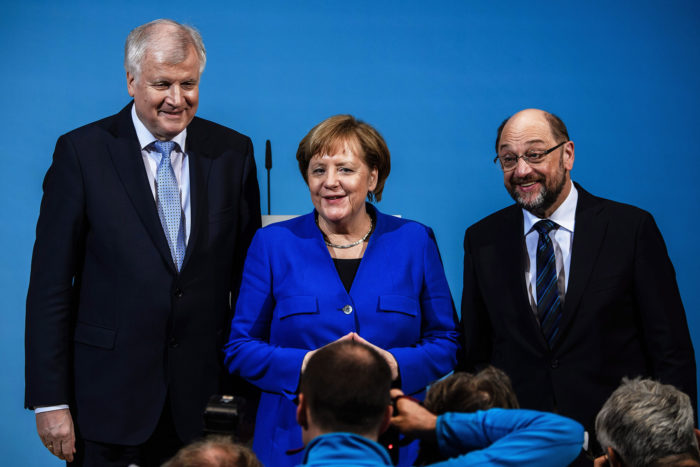 Berlin, 2018. január 12. Horst Seehofer bajor tartományi miniszterelnök, a Keresztényszociális Unió (CSU) elnöke, Angela Merkel német kancellár, a Kereszténydemokrata Unió (CDU) elnöke és Martin Schulz, a Német Szociáldemokrata Párt, az SPD elnöke (b-j) sajtótájékoztatót tart a nagykoalícióról folytatott előzetes egyeztetések végén Berlinben 2018. január 12-én. A vezetők bejelentették, hogy javasolják a pártjuk illetékes tesületeinek a hivatalos koalíciós tárgyalások megkezdését egy új kormány létrehozása céljából. (MTI/EPA/Clemens Bilan)