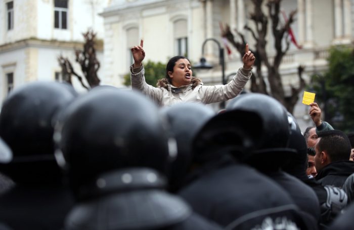 Tunisz, 2018. január 12. Tüntetők és rendőrök a tunéziai fővárosban, Tuniszban 2018. január 12-én. Az év elején bevezetett gazdasági megszorító intézkedések miatt január 8. óta tiltakoznak tüntetők Tunézia több városában. (MTI/EPA/Mohamed Meszara)