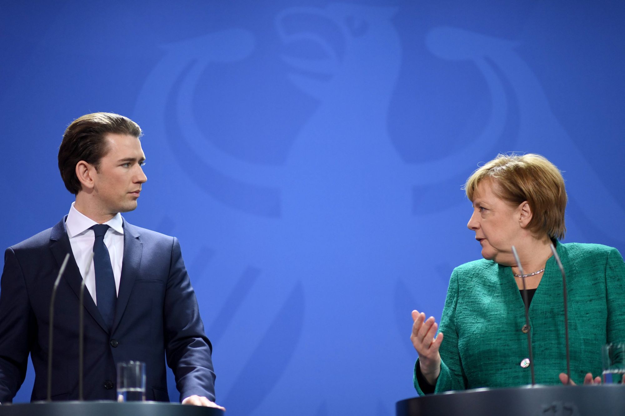 Angela Merkel német kancellár (j) és Sebastian Kurz osztrák kancellár sajtóértekezletet tart a berlini kancellári hivatalban 2018. január 17-én. (MTI/EPA/Clemens Bilan)