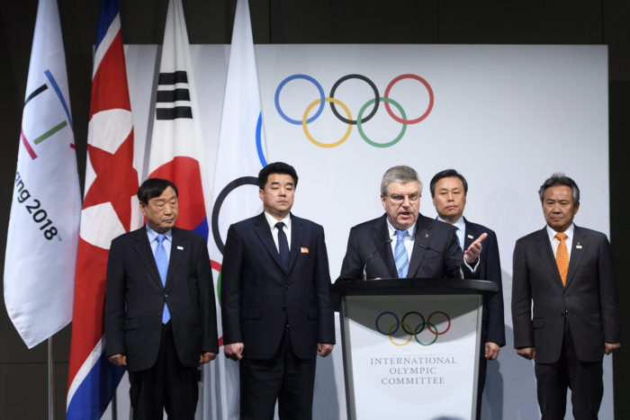 Pully, 2018. január 20. Li Hi Bom, a phjongcshangi téli olimpia szervezőbizottságának elnöke, Kim Il Guk észak-koreai sportminiszter, az Észak-koreai Olimpiai Bizottság elnöke, Thomas Bach, a Nemzetközi Olimpiai Bizottság elnöke, Do Dzsong Hvan dél-koreai sportminiszter és Li Ki Hung, a Dél-koreai Olimpiai Bizottság elnöke (b-j) a téli olimpián részt vevő észak-koreai küldöttség összetételéről tartott sajtótájékoztatón a svájci Lausanne melletti Pullyban 2018. január 20-án. A tisztségviselők huszonkét észak-koreai sportoló, huszonnégy edző és hivatalos küldött, valamint huszonegy újságíró részvételéről állapodtak meg. Az ötkarikás játékokat február 9. és 25. között rendezik több dél-koreai helyszínen. (MTI/EPA/Laurent Gillieron)