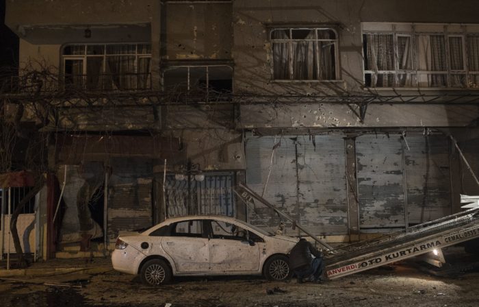 Reyhanli, 2018. január 21. Autóroncs áll egy megrongálódott ház előtt a dél-törökországi Hatay tartomány Reyhanli városában 2018. január 21-én, miután két rakéta csapódott be a szíriai Afrín körzetből a határhoz közeli város központjába. A támadásban egy szíriai állampolgár meghalt, harminckét ember megsebesült. (MTI/EPA/Sedat Suna)