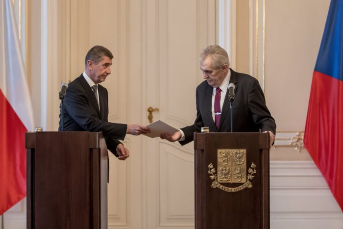 Prága, 2018. január 24. Andrej Babis cseh miniszterelnök (b) átnyújtja kormányának lemondását Milos Zeman államfőnek a prágai várban tartott sajtótájékoztatón 2018. január 24-én. Babis első kisebbségi kormánya múlt héten nem kapott bizalmat a parlamenti alsóházban, és másnap lemondott. A kormány lemondását az államfő hivatalosan most fogadta el, de Babist ügyvezetői teendőkkel bízta meg az új kabinet megalakulásáig. (MTI/EPA/Martin Divisek)