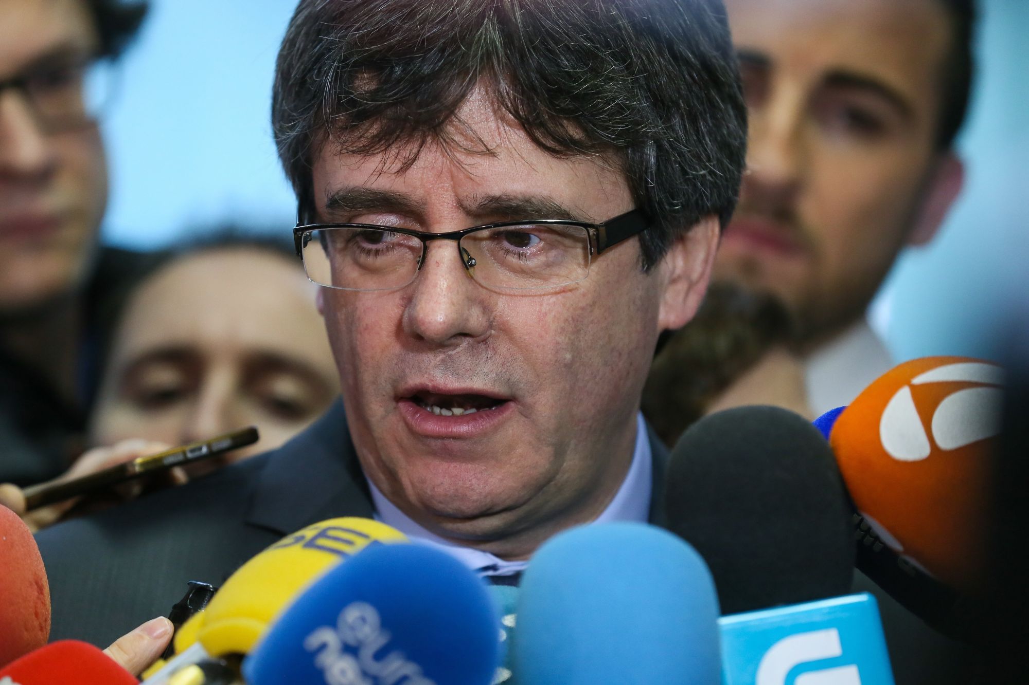 Carles Puigdemont leváltott katalán elnök nyilatkozik a sajtó képviselőinek, miután megbeszélést folytatott Roger Torrenttel, a katalán parlament elnökével Brüsszelben 2018. január 24-én. (MTI/EPA/Stephanie Lecocq)