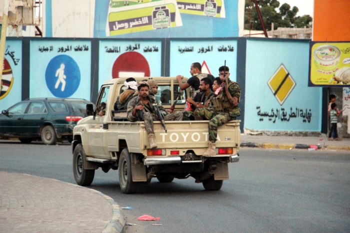 Áden, 2018. január 28. A szeparatista Déli Mozgalom katonái járõröznek a dél-jemeni kikötõvárosban, Adenben, a kormányerõk és a húszi felkelõk között kitört összecsapások után 2018. január 28-án. Az utcai harcokban legkevesebb húszan vesztették életüket és több mint 30-an megsebesültek. Ahmed bin Dager jemeni kormányfõ felszólította a szaúdi vezetésû arab koalíció tagállamait, hogy mentsék meg Abed Rabbo Manszúr Hádi elnök átmeneti fõvárosát, Ádent attól, hogy elfoglalják a szeparatista erõk. (MTI/EPA)