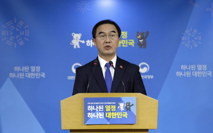 Szöul, 2018. január 2. Cso Mjung Gjon dél-koreai országegyesítési miniszter sajtóértekezletet tart Szöulban 2018. január 2-án. A dél-koreai kormány a két Korea közötti tárgyalások újraindítását javasolja január 9-i dátummal annak érdekében, hogy Észak-Korea részt vehessen a dél-koreai Phjongcshangban februárban tartandó téli olimpián. (MTI/AP/An Jung Dzsun)