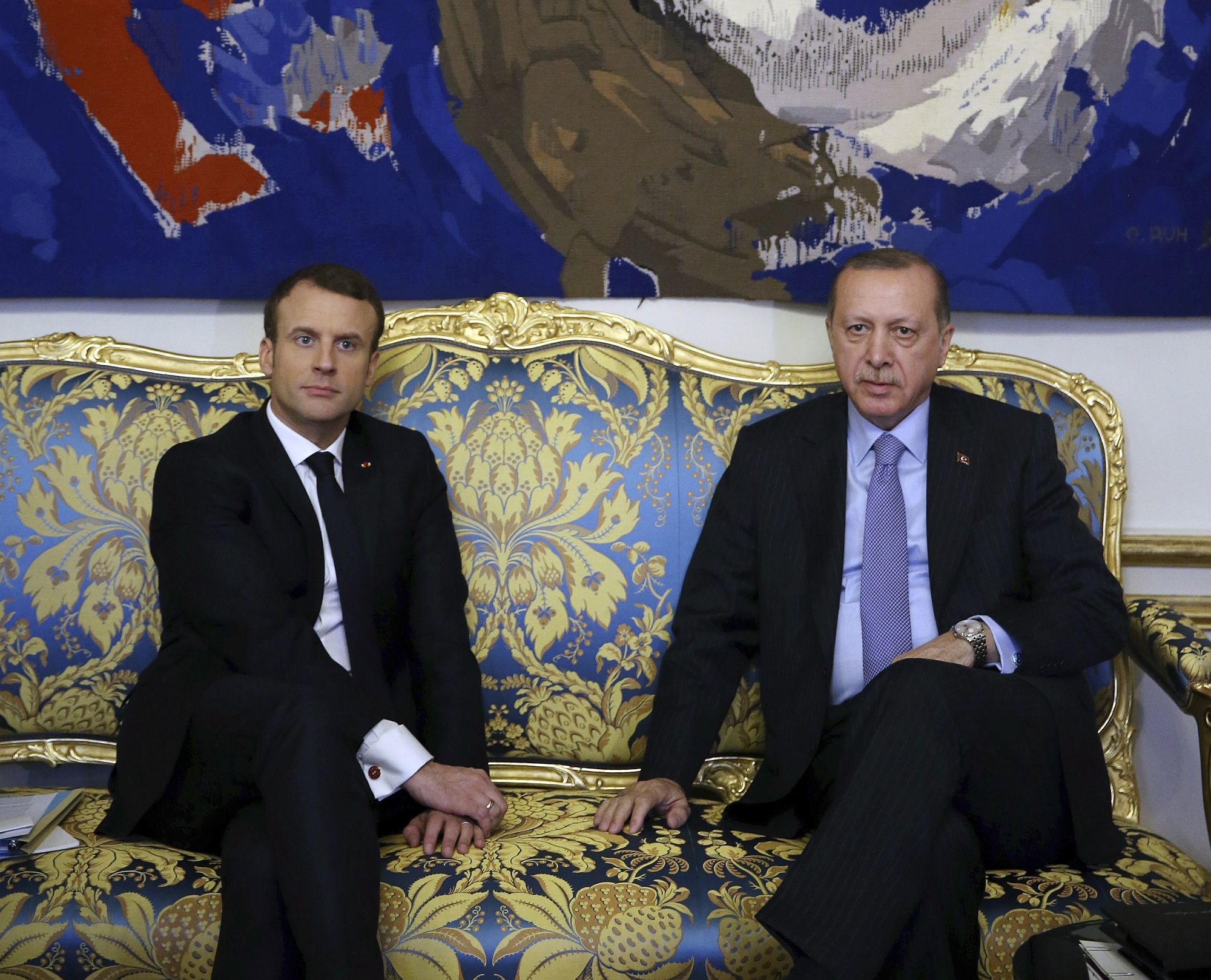Emmanuel Macron francia elnök (b) fogadja a hivatalos látogatáson Franciaországban tartózkodó Recep Tayyip Erdogan török államfőt a párizsi államfői rezidencián, az Elysée-palotában 2018. január 5-én. (MTI/AP/Török elnöki sajtószolgálat pool/Yasin Bülbül)