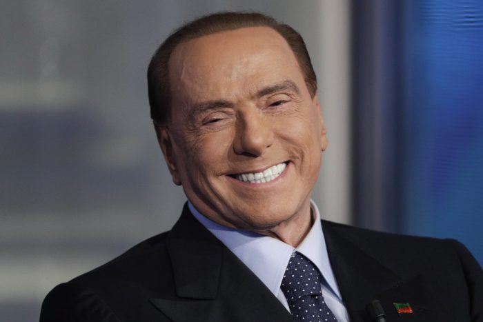 Róma, 2018. január 11. Silvio Berlusconi volt olasz miniszterelnök, az ellenzéki Forza Italia (Hajrá Olaszország) párt vezetõje a Porta a Porta címû beszélgetõs mûsor felvételén a RAI olasz állami rádió- és televíziótársaság római stúdiójában 2018. január 11-én. A politikus-üzletembert a március 4-én esedékes olasz parlamenti választásokkal kapcsolatban hívták meg a mûsorba. (MTI/AP/Andrew Medichini)