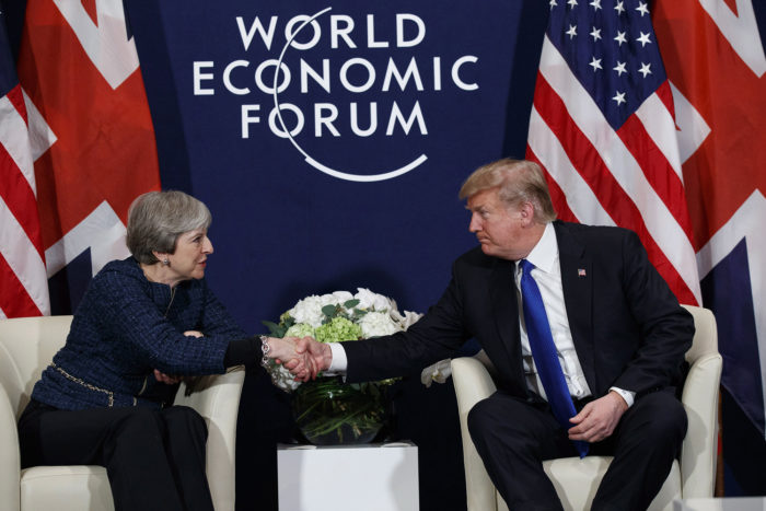 Davos, 2018. január 25. Donald Trump amerikai elnök (j) és Theresa May brit miniszterelnök kezet fog a 48. Világgazdasági Fórum mentén tartott találkozójuk kezdetén a svájci Davosban 2018. január 25-én. (MTI/AP/Evan Vucci)