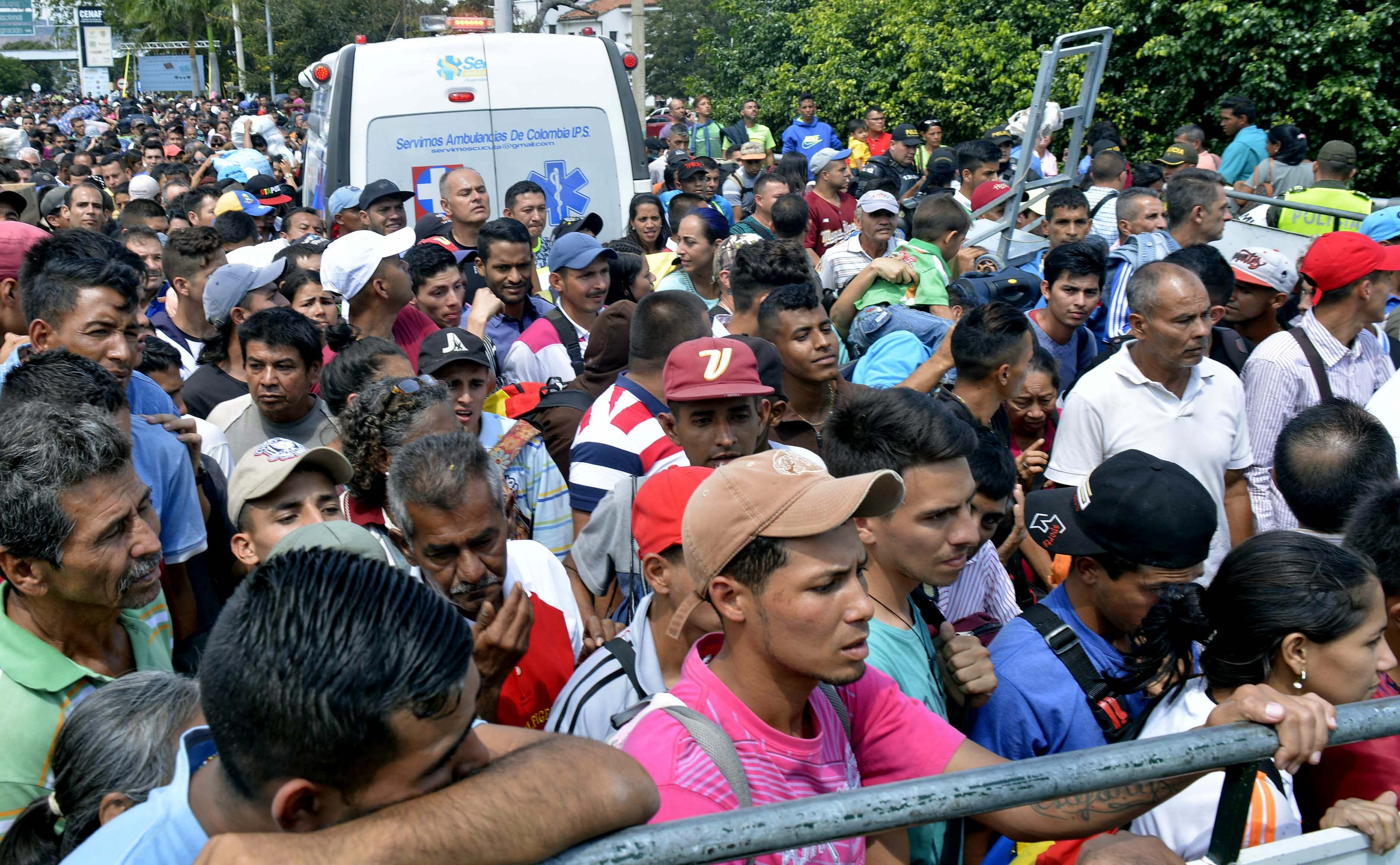 2018. február 9. Cucuta, Kolumbia. Venezuealiak ezrei próbálnak bejutni Kolumbiába, a cucutai átkelőnél, ahol szigorított határellenőrzést vezettek be.  EPA/Edinsson Figueroa/ HANDOUT 