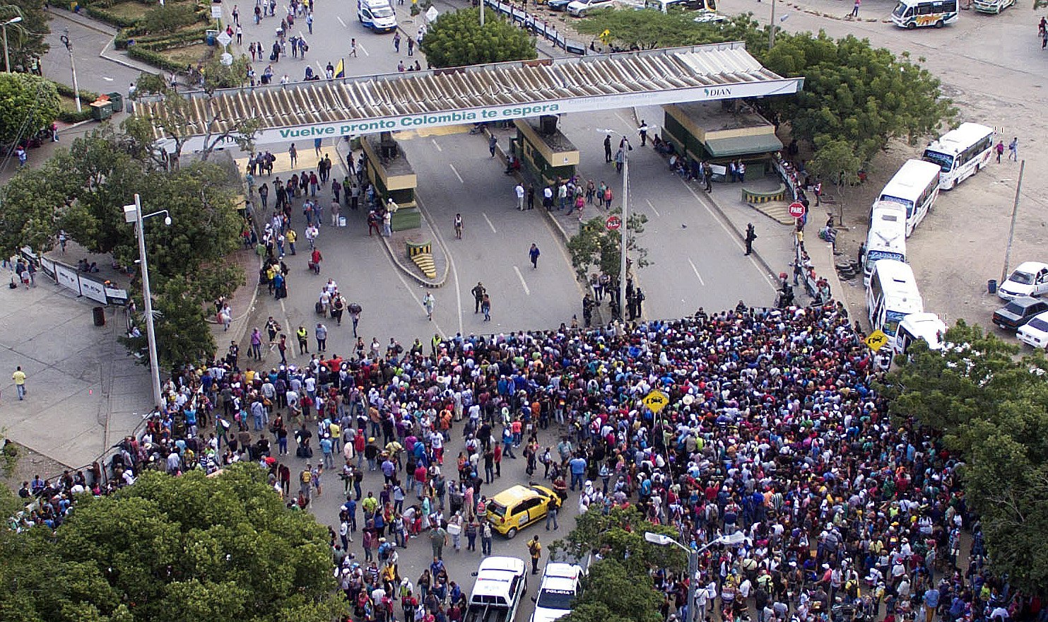 A La Opinion napilap által közreadott képen venezuelaiak tízezrei láthatóak a Kolumbiába vezető Simon Bolivar hídon Cucutában, Kolumbiában, 2018.  februar 9-én.  EPA/Juan Pablo Cohen/ HANDOUT  HANDOUT EDITORIAL USE ONLY/NO SALES