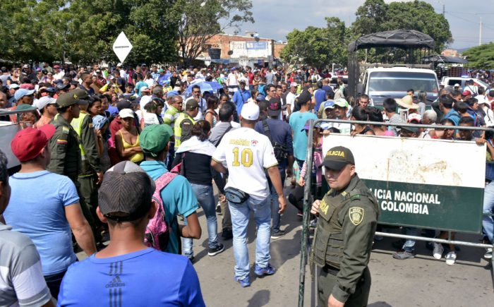 epa06509841 A handout photo made available by the the newspaper La Opinion shows thousands of Venezuelans entering Colombia through the Simon Bolivar international bridge in Cucuta, Colombia, 09 February 2018. Thousands of Venezuelans are trying to enter Colombia through the border crossing of Cucuta on the Simon Bolivar international bridge as new tighter border controls are being implemented. EPA/Edinsson Figueroa/ HANDOUT HANDOUT EDITORIAL USE ONLY/NO SALES