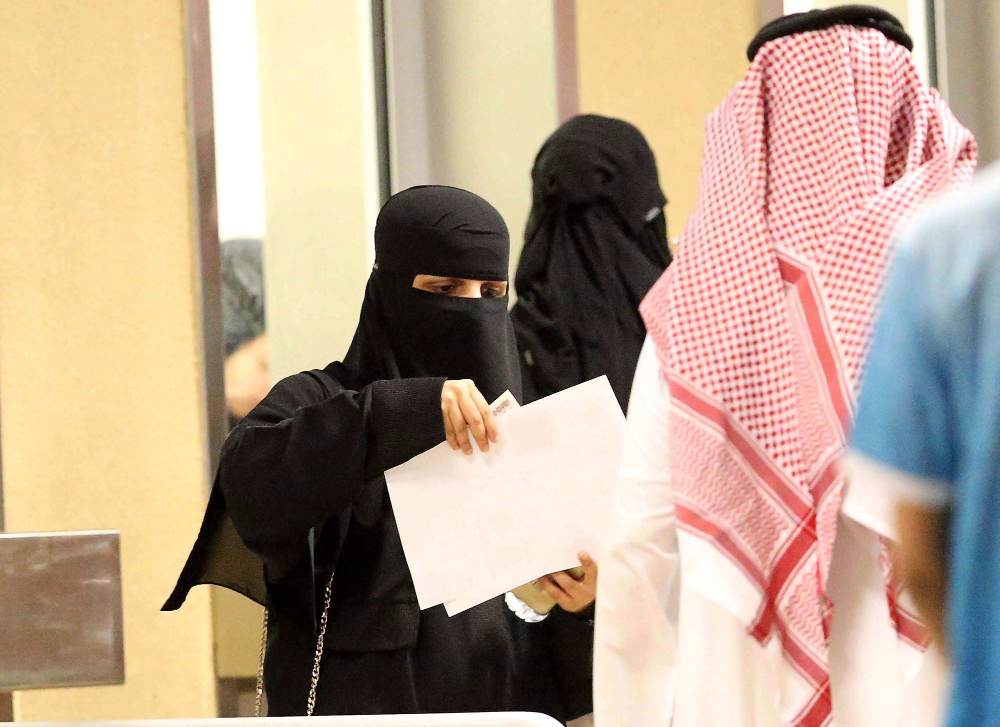 Nők érkeznek, hogy először nézhessenek meg a helyszínen egy labdarúgó-mérkőzést a dzsiddai Abdalláh Király Stadionban 2018. január 12-én. A szaúdi első osztályban szereplő al-Ahli és al-Batin bajnoki mérkőzésének jutott a történelmi szerep, hogy a muzulmán királyságban először nők jelenlétében játszották le. (MTI/EPA)