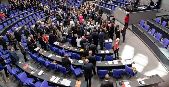 Berlin, 2018. február 1. Képviselõk szavaznak az oltalmazott menekültek családegyesítésére vonatkozó jog felfüggesztésének meghosszabbításáról a német parlamenti alsóház, a Bundestag üléstermében, Berlinben 2018. február 1-jén. (MTI/EPA/Till Rimmele)