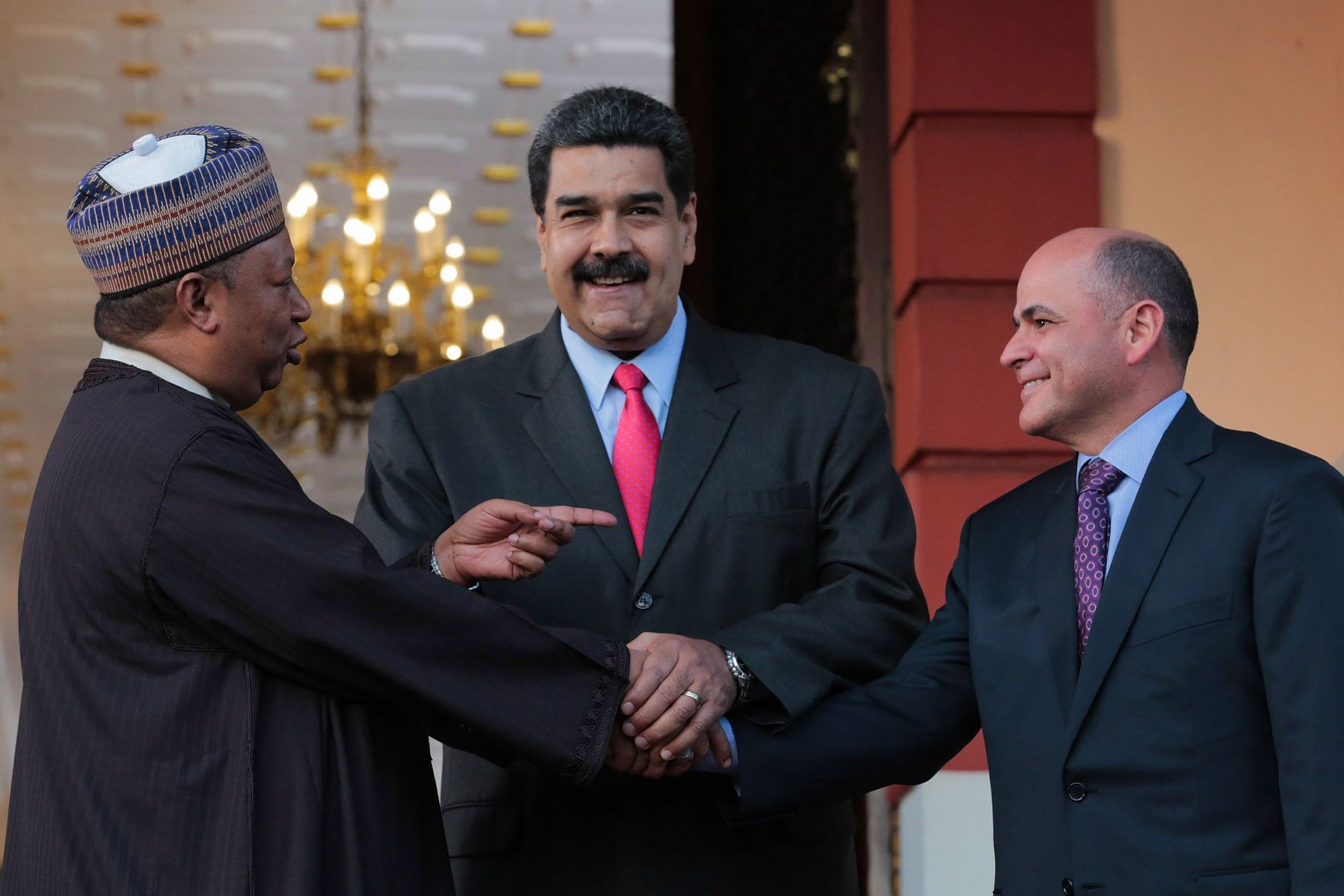 Caracas, 2018. február 6. A Miraflores elnöki hivatal sajtóosztálya által közreadott képen Mohammed Barkindo, a Kõolajexportáló Országok Szervezetének (OPEC) nigériai főtitkára, Nicolás Maduro venezuelai államfő és Manuel Quevedo venezuelai olajipari miniszter, a PDVSA állami olajtársaság elnöke (b-j) kezet fog a caracasi elnöki palotában 2018. február 5-én. (MTI/EPA/Miraflores)