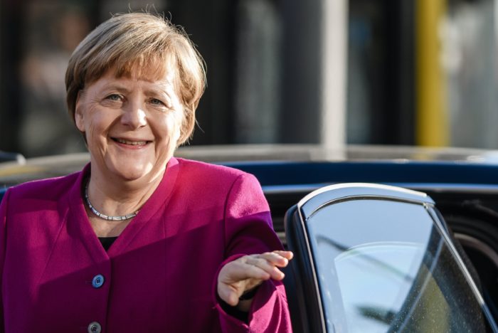Berlin, 2018. február 6. Angela Merkel német kancellár, a Kereszténydemokrata Unió (CDU) elnöke érkezik a CDU berlini székházához, a Konrad Adenauer-házhoz a CDU bajor testvérpártja, a Keresztényszociális Unió (CSU) és a Német Szociáldemokrata Párt (SPD) vezetõségével tartandó koalíciós tárgyalások újabb fordulójára 2018. február 6-án. (MTI/EPA/Clemens Bilan)