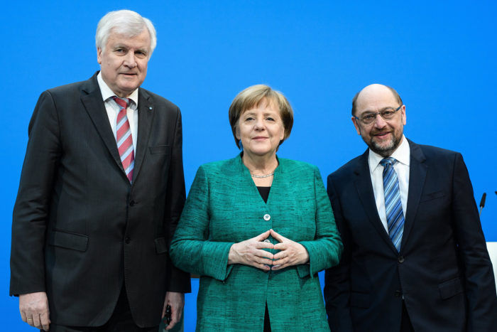 Berlin, 2018. február 7. Angela Merkel német kancellár, a Kereszténydemokrata Unió (CDU) elnöke (k), Horst Seehofer bajor tartományi miniszterelnök, a Keresztényszociális Unió (CSU) elnöke (b) és Martin Schulz, a Német Szociáldemokrata Párt (SPD) elnöke sajtóértekezletet tart a CDU berlini székházában 2018. február 7-én, miután megállapodással végződtek a három párt kormányalakítást célzó koalíciós tárgyalásai. (MTI/EPA/Clemens Bilan)