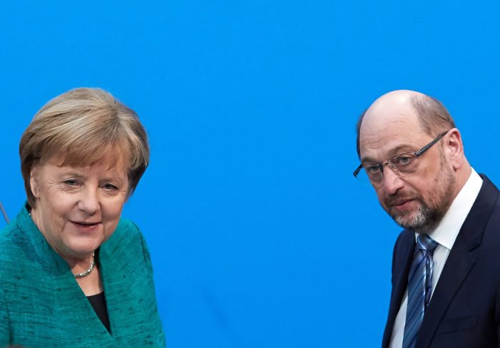 Berlin, 2018. február 7. Angela Merkel német kancellár, a Kereszténydemokrata Unió (CDU) elnöke és Martin Schulz, a Német Szociáldemokrata Párt (SPD) elnöke a CDU berlini székházában tartott sajtóértekezleten 2018. február 7-én, miután megállapodással végződtek a CDU, a Keresztényszociális Unió (CSU) és az SPD kormányalakítást célzó koalíciós tárgyalásai. (MTI/EPA/Hayoung Jeon)