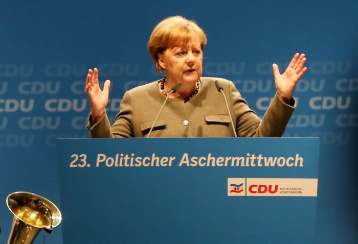 Demmin, 2018. február 14. Angela Merkel német kancellár, a Kereszténydemokrata Unió (CDU) elnöke beszél a párt hamvazószerdai rendezvényén a németországi Demminben 2018. február 14-én. A politikai hamvazószerdának is nevezett napon a német pártok képviselõi találkoznak a támogatóikkal és beszédeket mondanak. (MTI/EPA/Danny Gohlke)