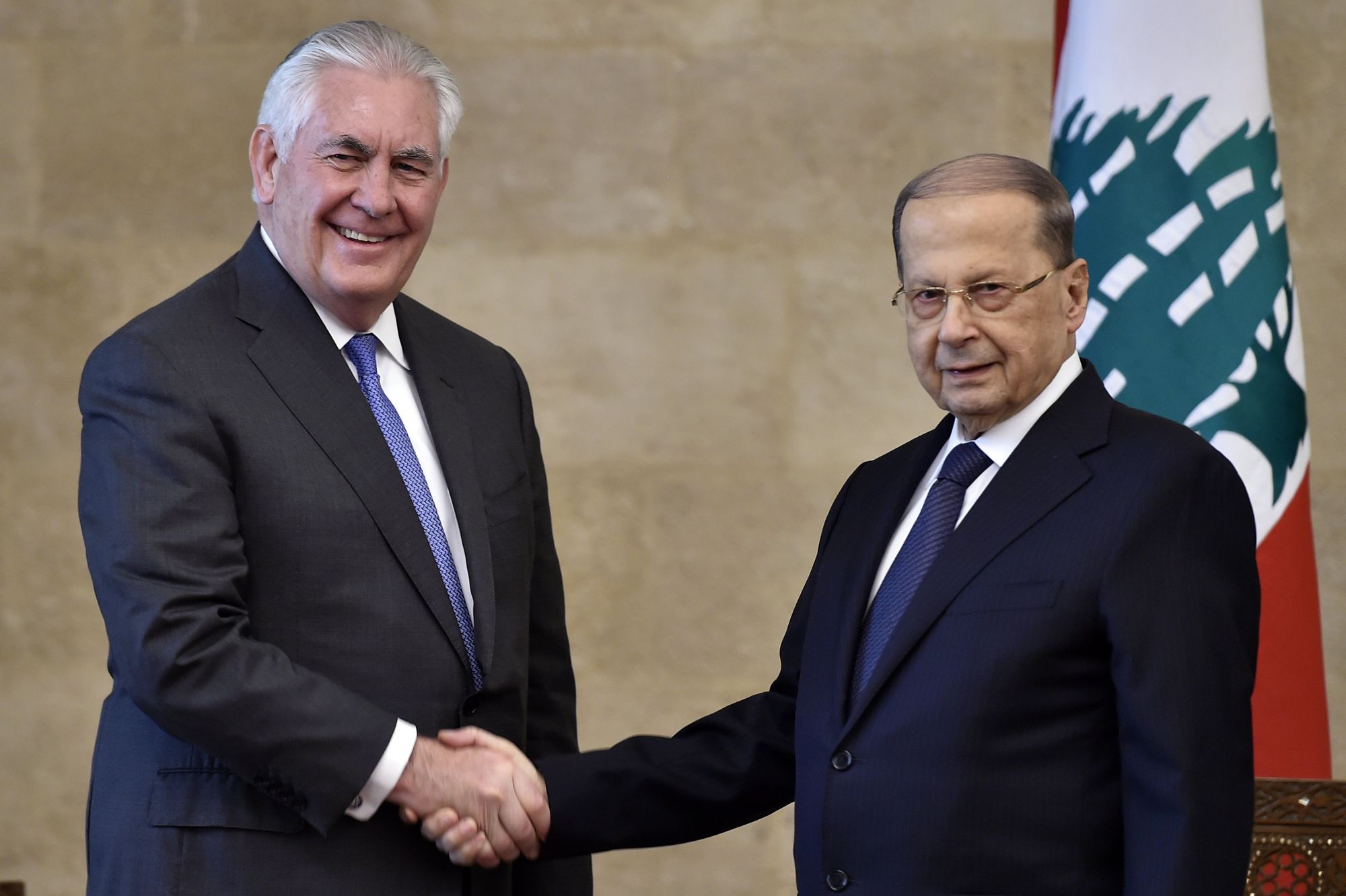 Michel Aun libanoni elnök (j) fogadja Rex Tillerson amerikai külügyminisztert a baabdai elnöki palotában 2018. február 15-én. (MTI/EPA/Vael Hamzeh)