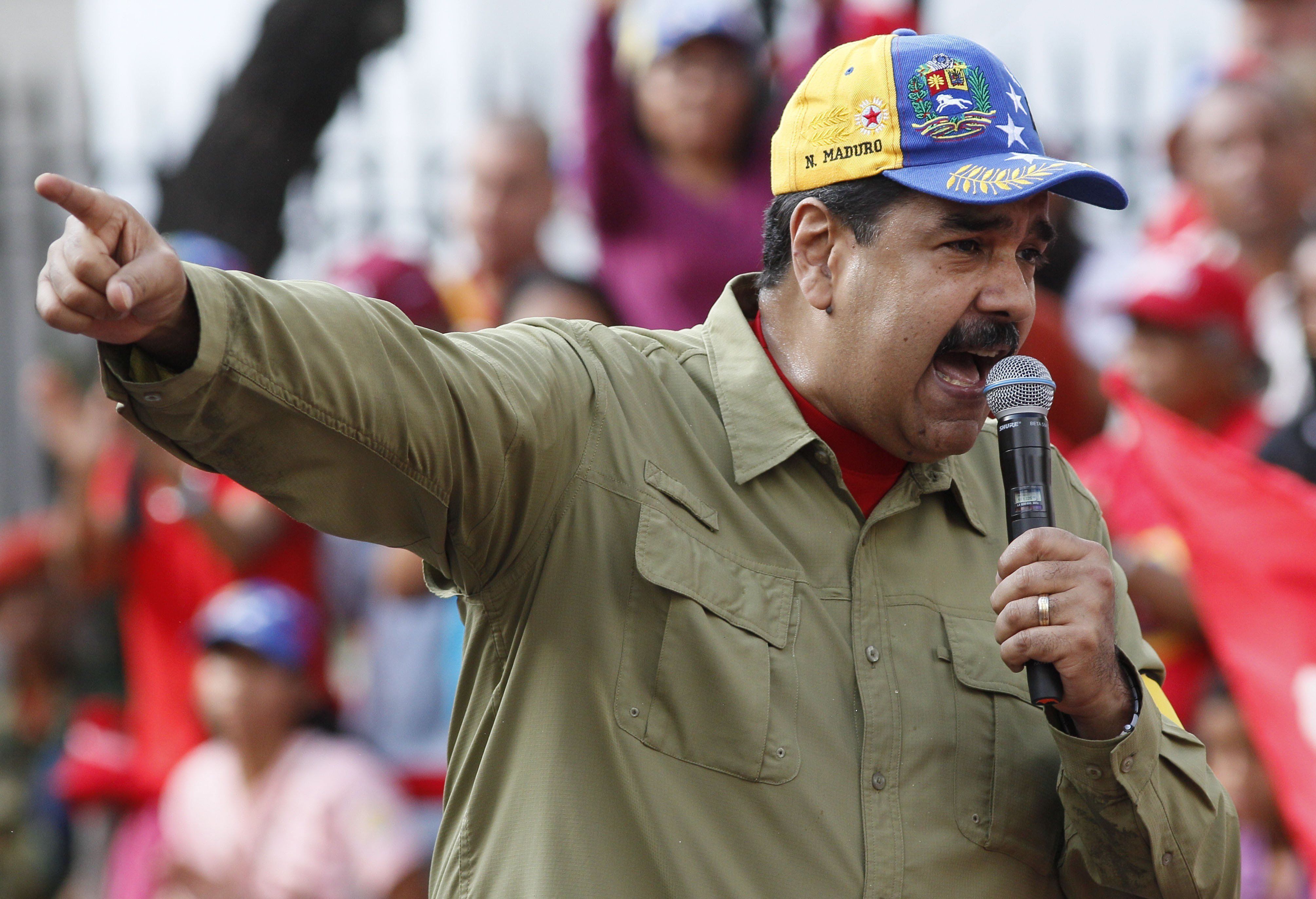 Nicolás Maduro venezuelai elnök beszédet mond támogatói előtt Caracasban 2018. február 4-én, a hivatali elődje, Hugo Chávez Chávez által 1992-ben Carlos Andrés Pérez elnök ellen végrehajtott sikertelen puccskísérlet 26. évfordulója alkalmából tartott ünnepségen. (MTI/AP/Ariana Cubillos)