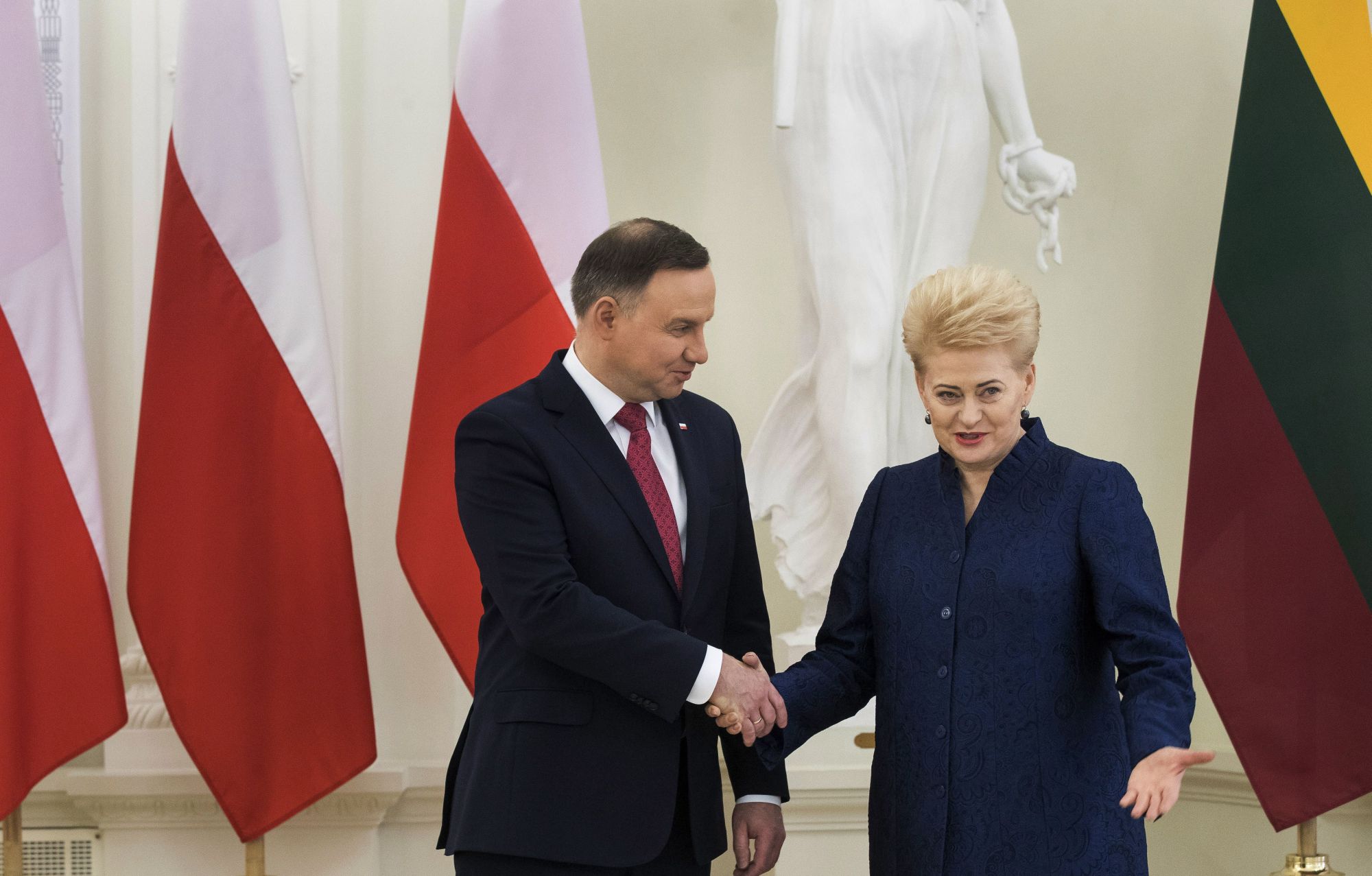 Dalia Grybauskaite litván államfő (j) fogadja a megbeszélésükre érkező lengyel hivatali partnerét, Andrzej Dudát a vilniusi elnöki palotában 2018. február 17-én. (MTI/AP/Mindaugas Kulbis)