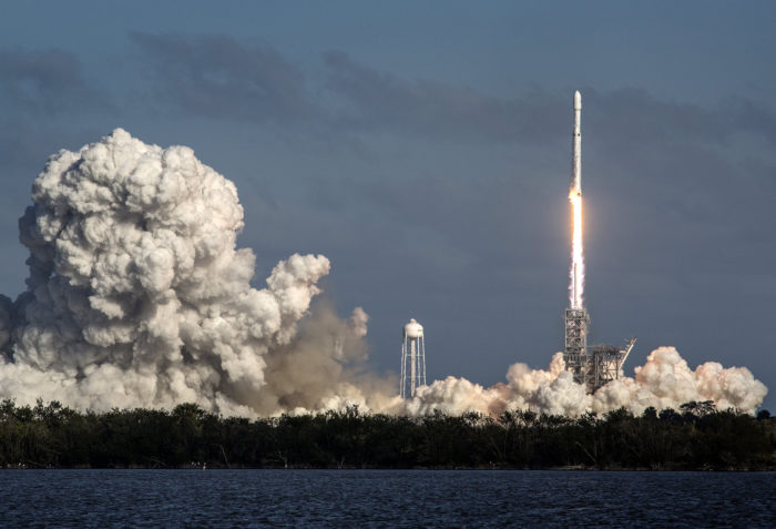 epaselect epa06501146 The SpaceX’s Falcon Heavy rocket takes off from Cape Kennedy in Florida, USA on 06 February 2018. SpaceX, founded by Elon Musk, will launch its Falcon Heavy rocket, the most powerful rocket in the world. As part of its payload the Falcon Heavy is carrying Musk’s cherry red Roadster from Tesla, his electric car company. EPA/CRISTOBAL HERRERA