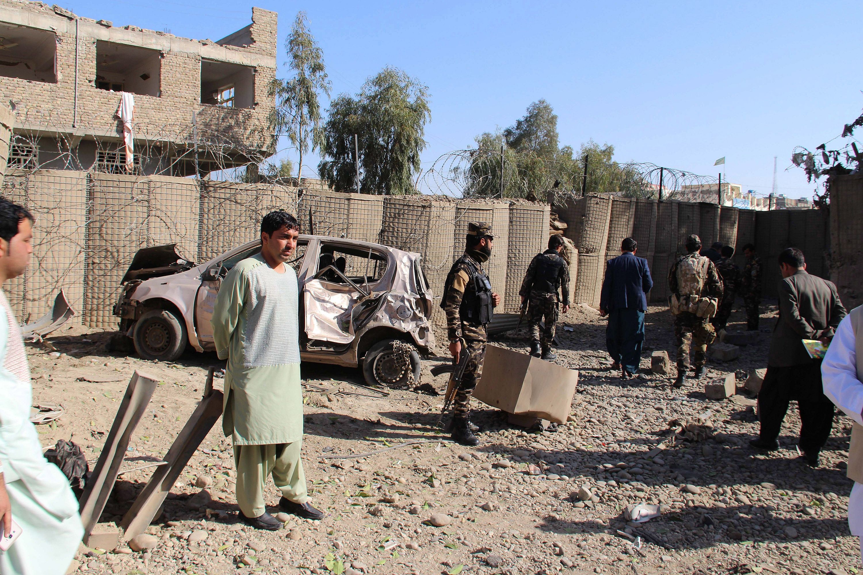 Laskargáh, 2018. február 24. A biztonsági erők tagjai az afgán hírszerzés létesítményénél, a déli Hilmend tartomány székhelyén, Laskargáhban, ahol afgán lázadók robbantásos merényletet követtek el 2018. február 24-én. Hajnalban a tálib fegyveresek autóba rejtett bombát robbantottak a tartomány Nad Ali körzetében működõ katonai támaszpontnál is. A kettős merényletben hárman életüket vesztették, tizennyolcan megsebesültek. (MTI/EPA/Vatan Jar)