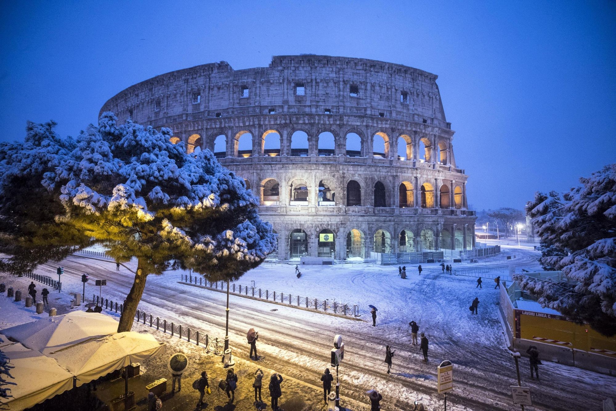 Esik a hó a római Colosseumnál 2018. február 26-án. (MTI/EPA/Angelo Carconi)