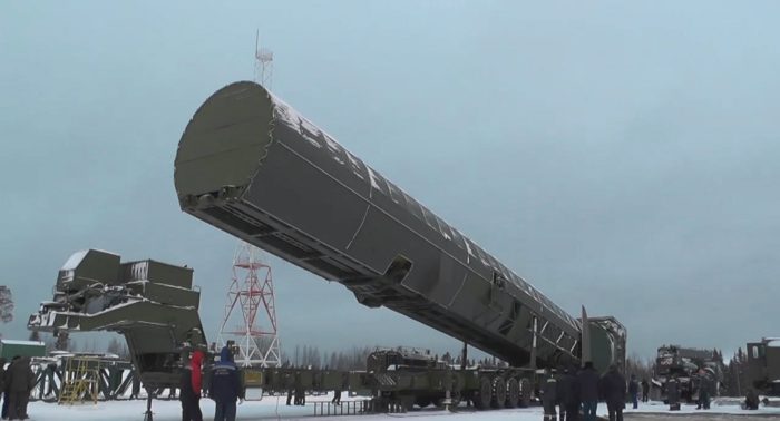 Moszkva, 2018. március 1. Az orosz elnök hivatalos honlapja által közreadott, videofelvételrõl készült kép egy Sarmat típusú interkontinentális ballisztikus rakétáról, amelyet Vlagyimir Putyin orosz elnöknek a manõverezõ nukleáris fegyverek kifejlesztésérõl tartott beszámolója alatt mutattak be Moszkvában 2018. március 1-jén, Putyin évértékelõ beszédének napján. (MTI/EPA/Orosz elnök hivatalos honlapja)