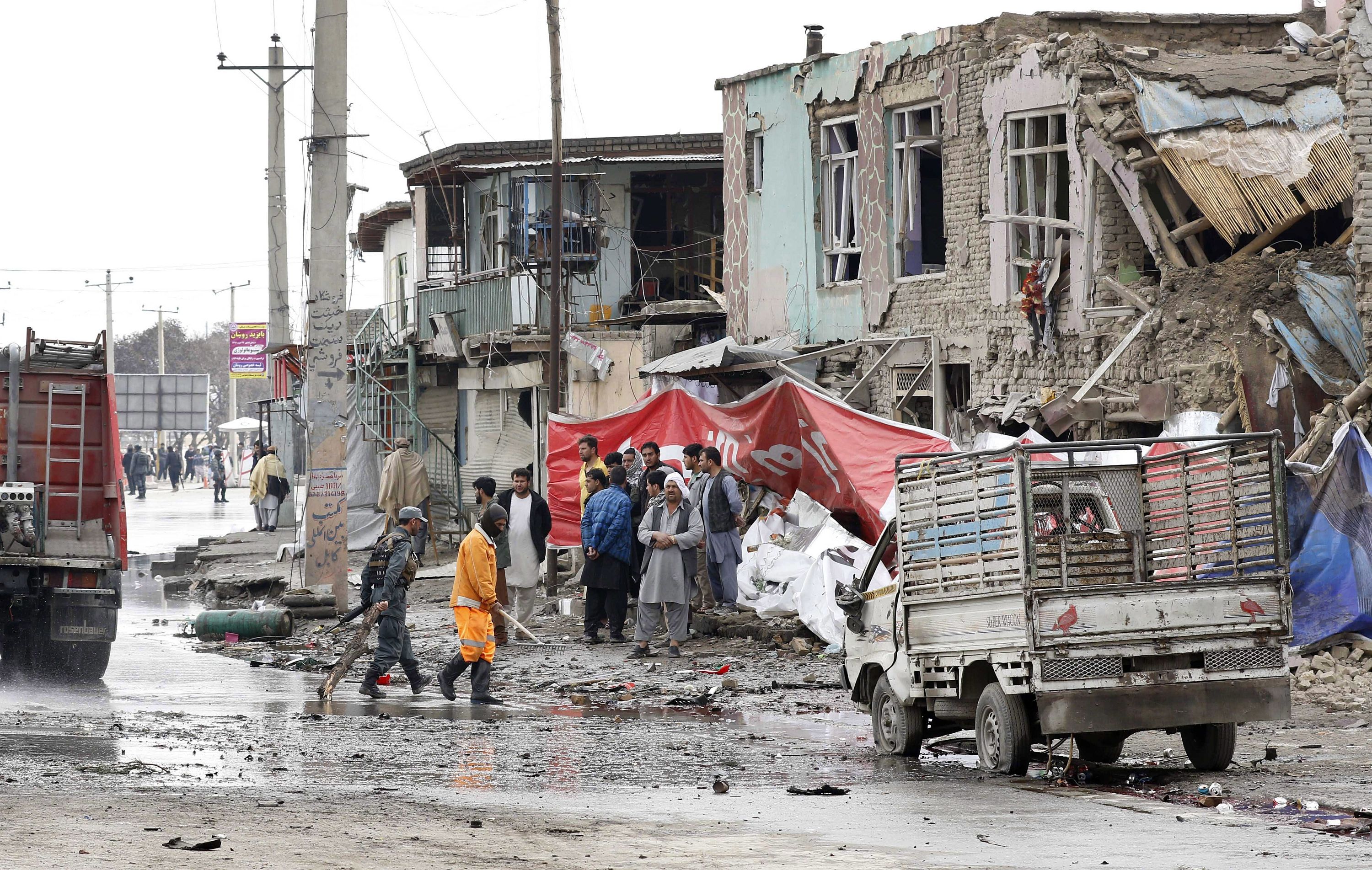 Kabul, 2018. március 2. Városi alkalmazottak takarítják fel a pokolgéprobbanás helyszínét Kabulban 2018. március 2-án. A merényletet külföldi alkalmazottak járműve ellen követték el, a robbanásban legalább négy civil megsebesült. (MTI/EPA/Hedajatullah Amid)