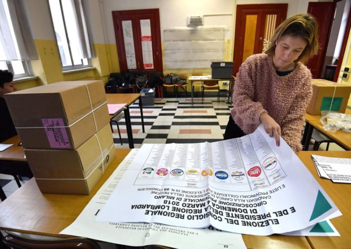 Milánó, 2018. március 3. A választási bizottság egyik tagja az elõkészületek közben egy milánói szavazóhelyiségben 2018. március 3-án, egy nappal az országban rendezett parlamenti választások elõtt. (MTI/EPA/Daniel Dal Zennaro)