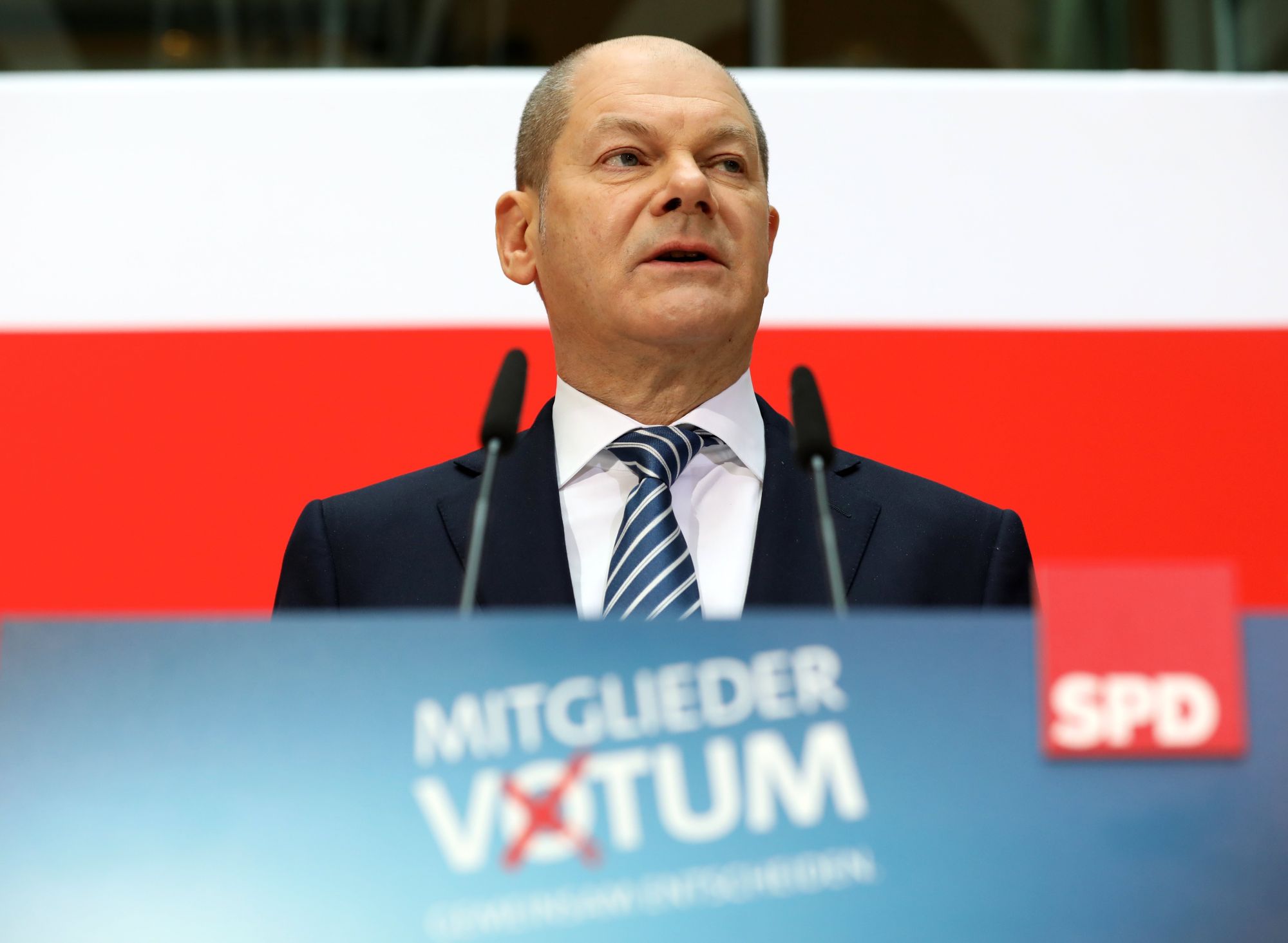 Olaf Scholz, a Német Szociáldemokrata Párt (SPD) alelnöke, a párt vezetésével ideiglenesen megbízott hamburgi polgármester sajtótájékoztatót tart a párt berlini székházában 2018. március 4-én, ahol bejelentette, hogy kétharmados többséggel jóváhagyta az SPD tagsága a Kereszténydemokrata Unióval (CDU) és a bajor Keresztényszociális Unióval (CSU) kidolgozott koalíciós szerződést. (MTI/EPA/Felipe Trueba)