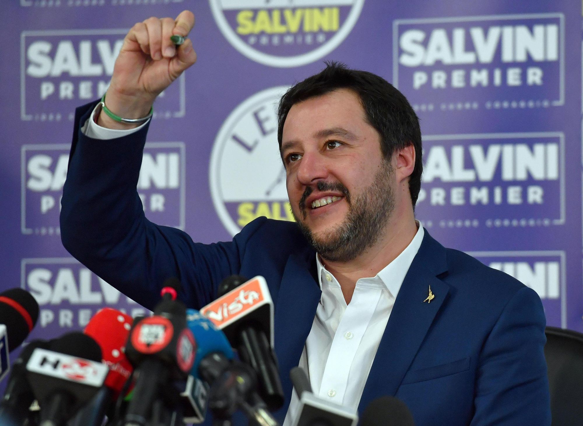 Matteo Salvini, a radikális jobboldali Északi Liga vezetője sajtótájékoztatót tart pártjának milánói székházában az olasz parlamenti választások után, a 2018. március 5-én. (MTI/EPA/Daniel Dal Zennaro)