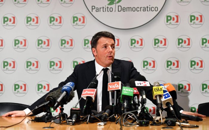 Róma, 2018. március 5. Matteo Renzi korábbi olasz miniszterelnök, a kormányzó balközép Demokrata Párt (PD) fõtitkára sajtótájékoztatót tart az olasz parlamenti választások eredményérõl Rómában 2018. március 5-én, a választások másnapján. Renzi bejelentette, hogy lemond az ellenzékbe vonuló párt vezetésérõl a választási vereséget követõen. A PD a voksok mintegy 18 százalékát szerezte meg, messze elmaradva az elitellenes, euroszkeptikus Öt Csillag Mozgalom (M5S) és a jobbközép pártszövetség eredményétõl. (MTI/EPA/Ettore Ferrari)