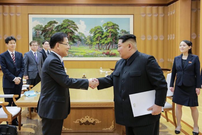 Phenjan, 2018. március 6. A dél-koreai elnöki hivatal által közreadott képen Kim Dzsong Un észak-koreai vezetõ (j2) fogadja a tízfõs dél-koreai küldöttség élén álló Csung Ej Jongot, a nemzetbiztonsági hivatal vezetõjét Phenjanban 2018. március 5-én. A Mun Dzse In dél-koreai elnököt képviselõ delegáció az esetleges béketárgyalásokat és az amerikai-észak-koreai közeledést igyekszik elõkészíteni az észak-koreai fõvárosban. Kim elõször fogadott dél-koreai tisztségviselõket. (MTI/EPA/Dél-koreai elnöki hivatal)