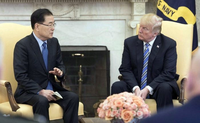 Washington, 2018. március 9. Donald Trump amerikai elnök (j) és Csung Jui Jong, Mun Dzse In dél-koreai elnök nemzetbiztonsági tanácsadója megbeszélést tart a washingtoni Fehér Házban 2018. március 8-án. A dél-koreai diplomata a megbeszélést követõ sajtótájékoztatón bejelentette, hogy Trump májusban találkozik Kim Dzsong Un észak-koreai vezetõvel, továbbá azt, hogy Észak-Korea kész feladni nukleáris programját. A nemzetbiztonsági tanácsadó a Phenjanban tárgyaló dél-koreai küldöttség vezetõjeként a napokban találkozott Kim Dzsong Unnal. (MTI/EPA)